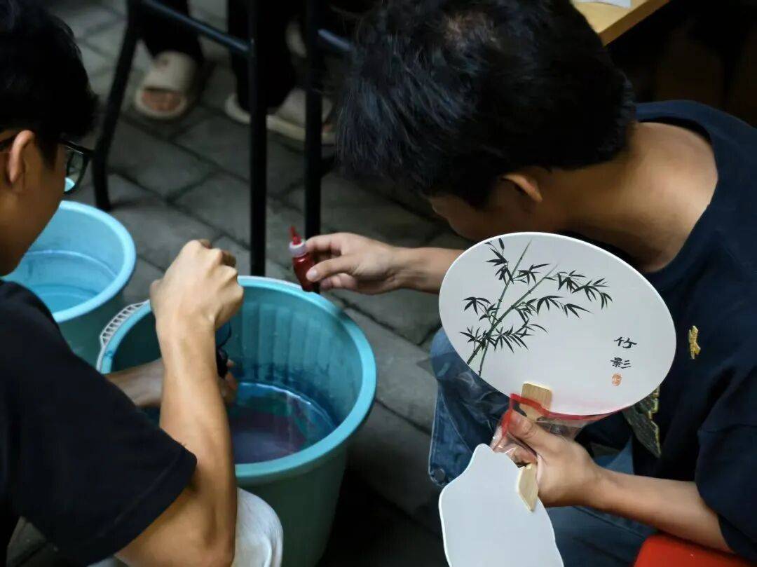 幻月球灯……这场暖心社区活动绝了！pg电子漆扇DIY、苗银冰箱贴、梦(图1)