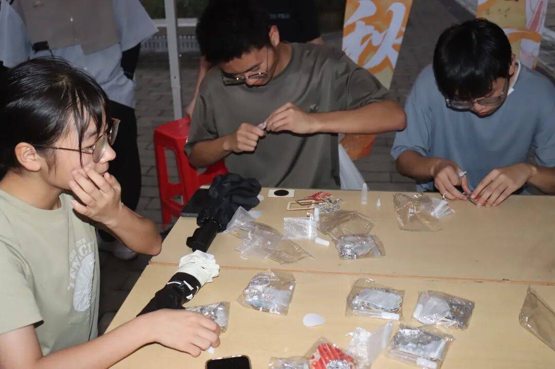 幻月球灯……这场暖心社区活动绝了！pg电子漆扇DIY、苗银冰箱贴、梦(图2)