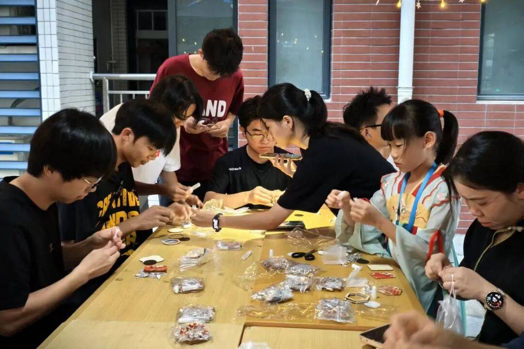 幻月球灯……这场暖心社区活动绝了！pg电子漆扇DIY、苗银冰箱贴、梦(图4)
